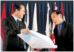 Gradonačelnik Jerusalima Nir Barkat uručuje nagradu Harukiju Murakamiju (Foto Rojters)  Specijalno za „Politiku”